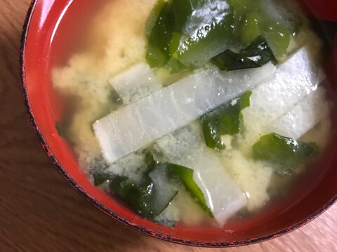 大根とわかめの生姜入り味噌汁